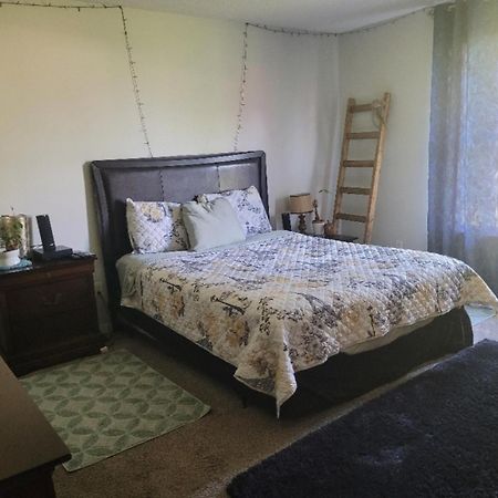 Bedroom Four Minutes From Beach Пенсакола Екстериор снимка